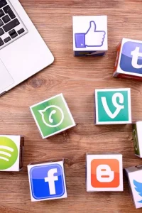 MEDIA SPOĹECZNOĹCIOWE